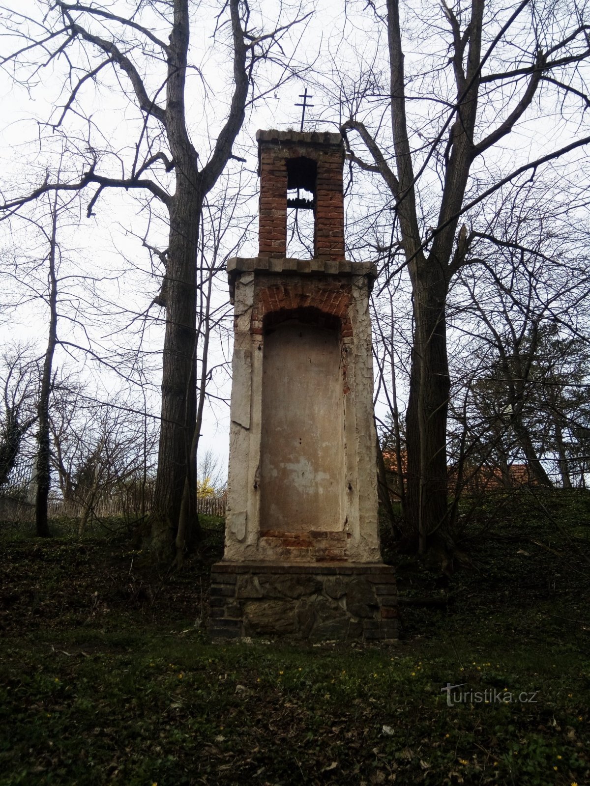 Achter de uitkijktoren Drtinová en uitzicht op de Moldau