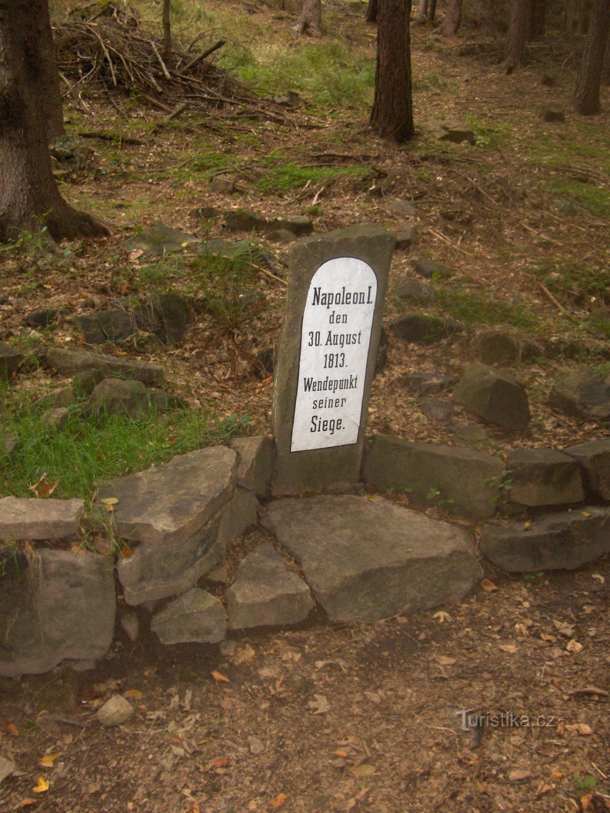 Hinter dem französischen Stein.