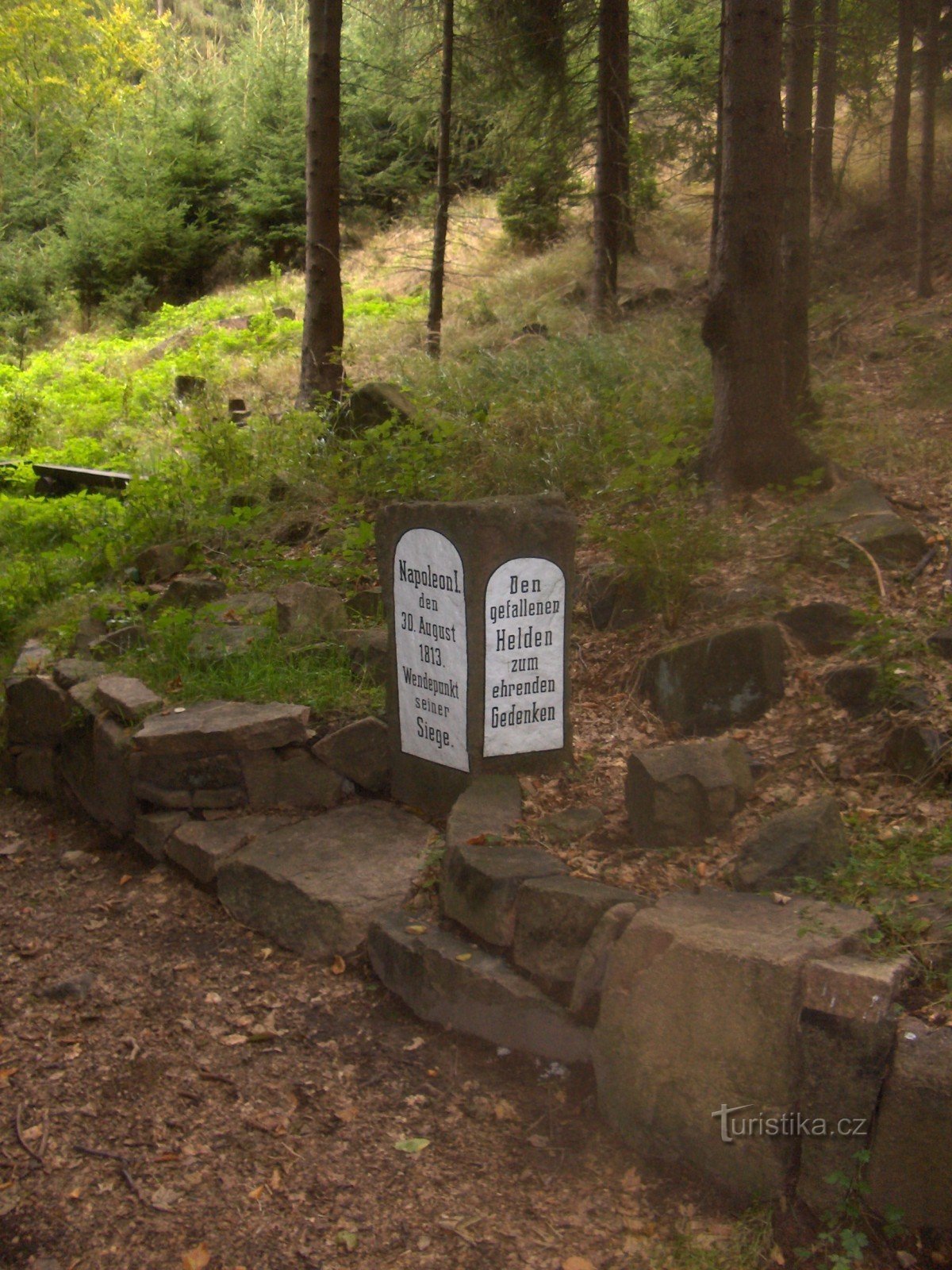 Hinter dem französischen Stein.