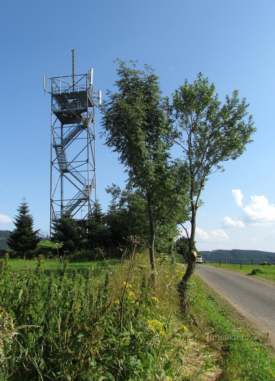 Hinter der schönen Aussicht auf den Aussichtsturm Val