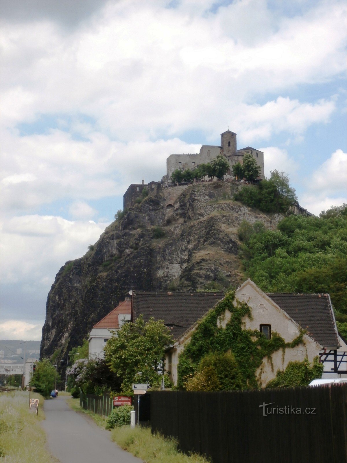 Atrás do Castelo Střekov..