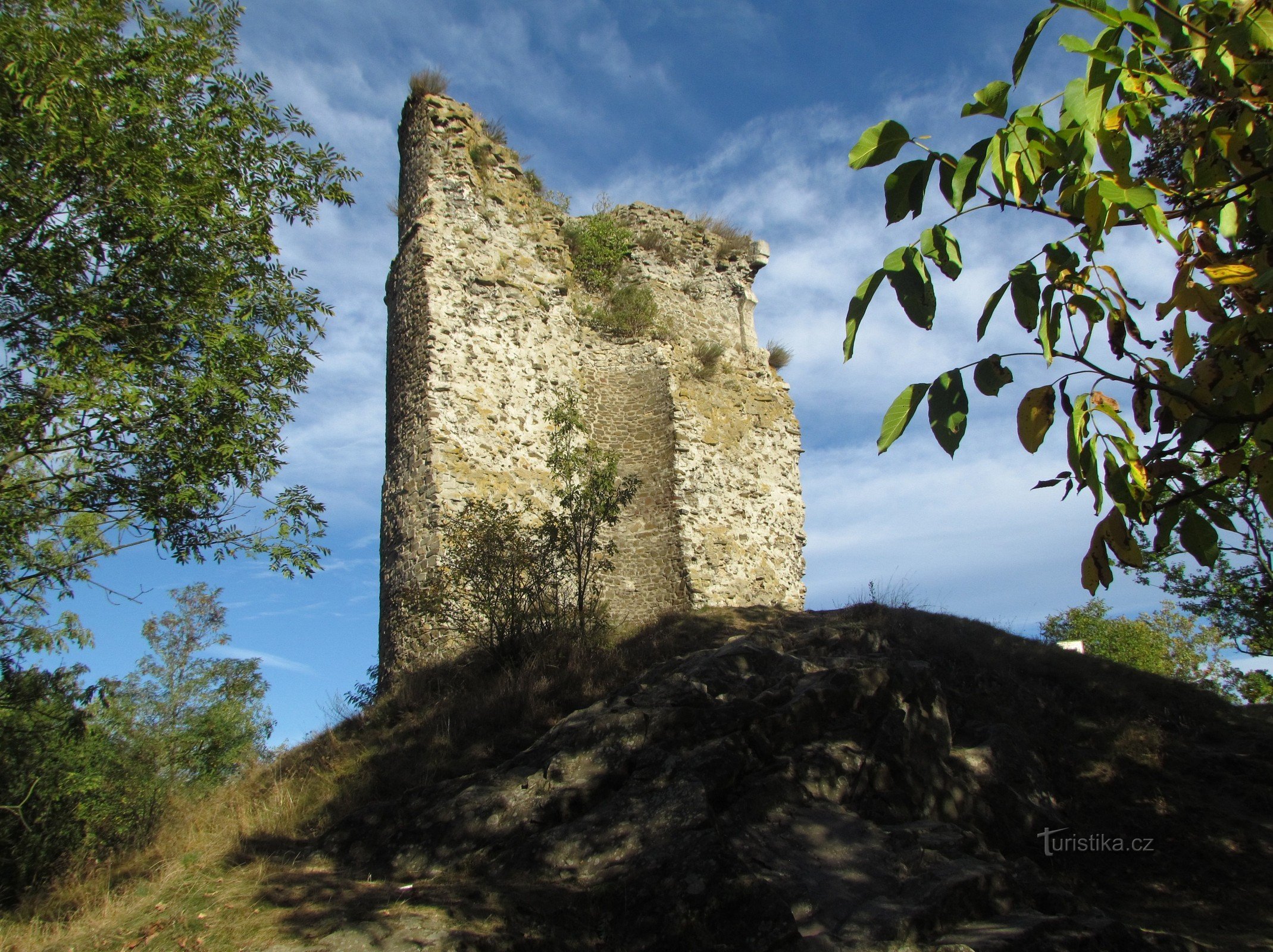 Derrière les ruines du château et les rochers d'Otaslavice