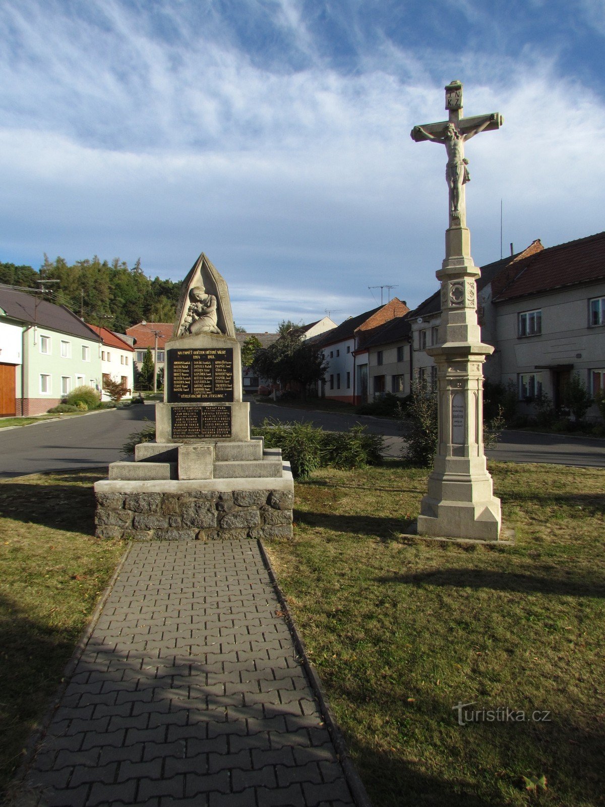 Za grajskimi razvalinami in skalami do Otaslavic