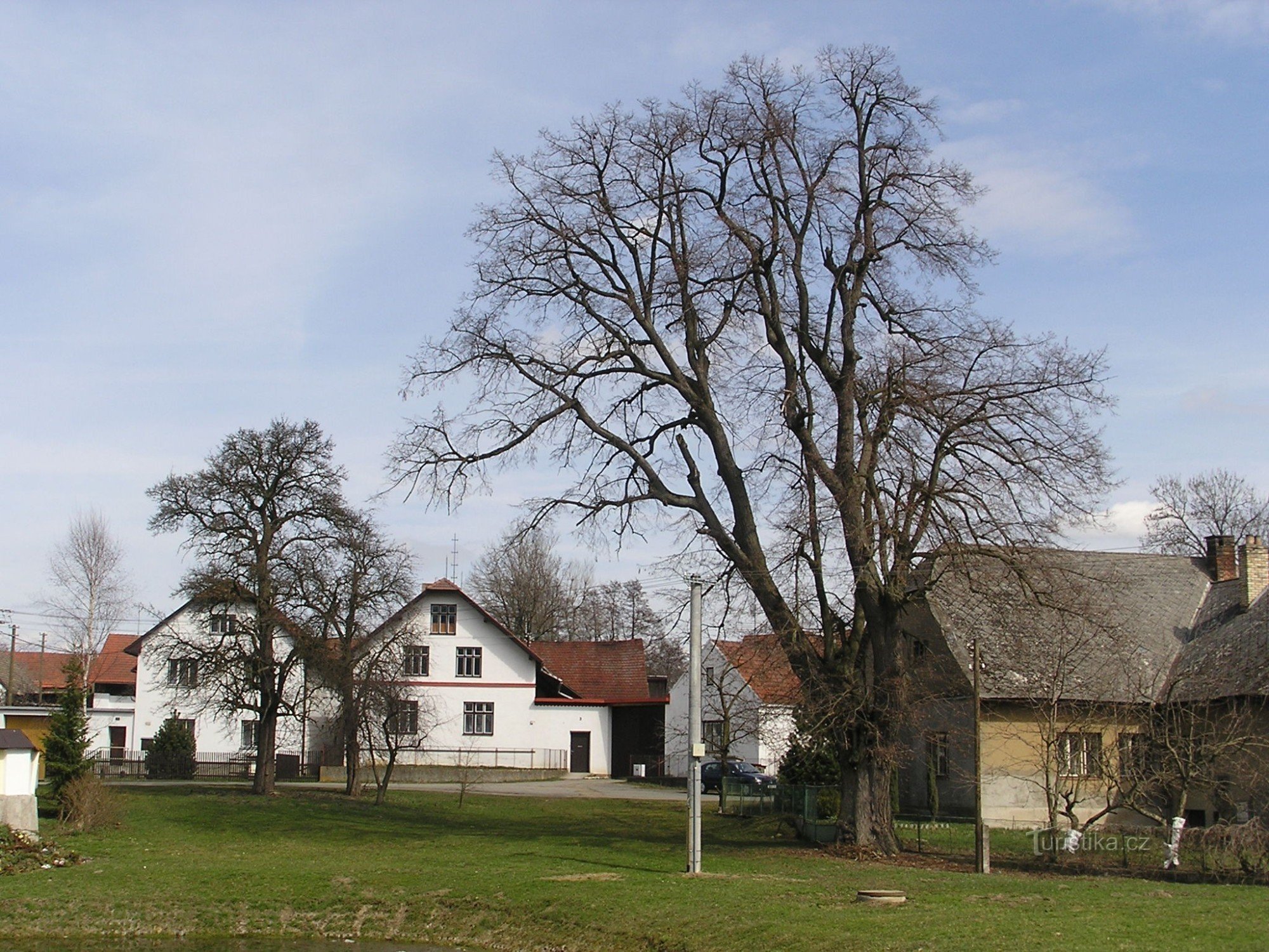 Hinter der Friedhofsmauer - St. Wenzelskirche in Zvola - 4.4.2004