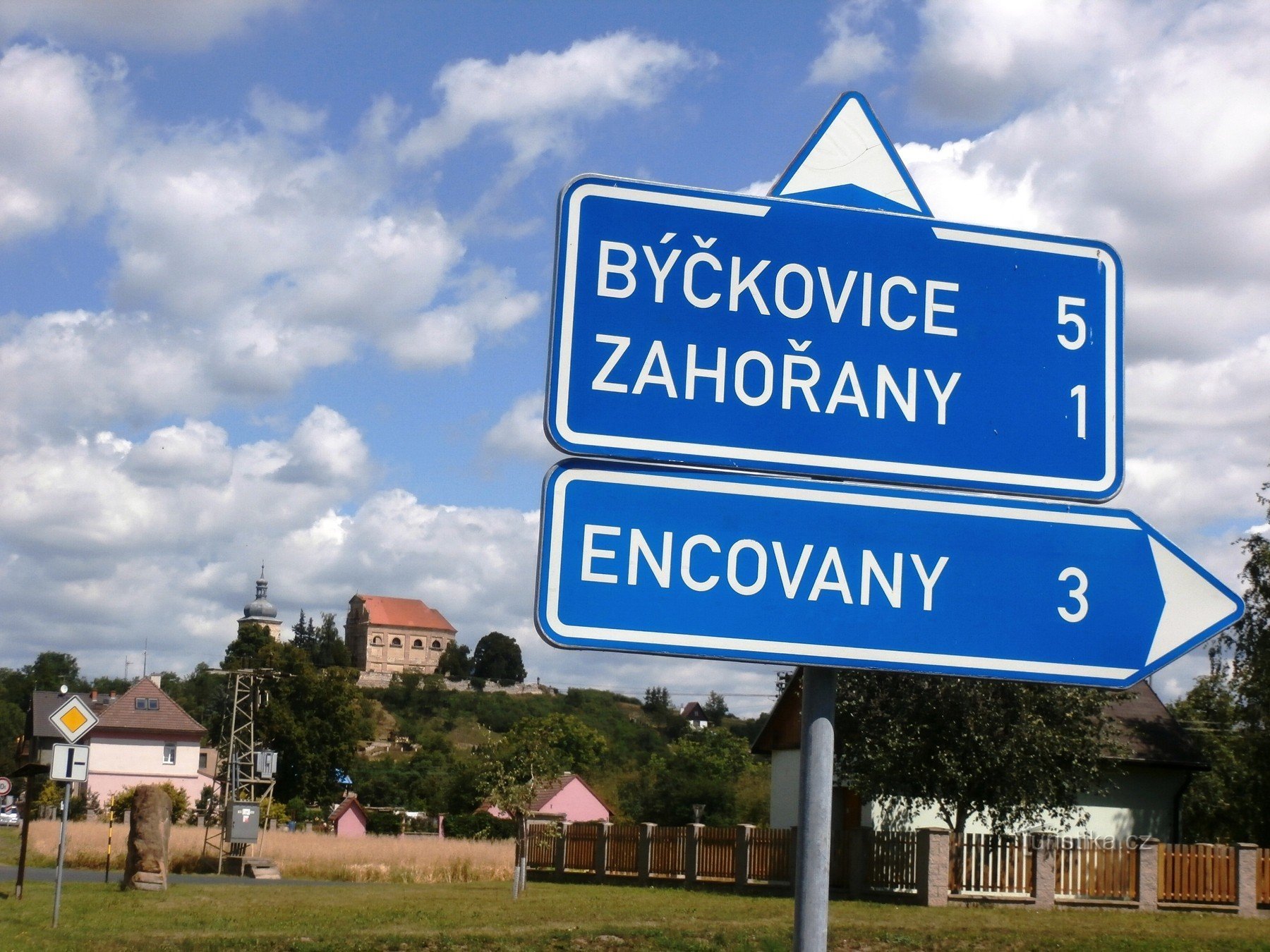 Bakom kyrkan till Zahořany