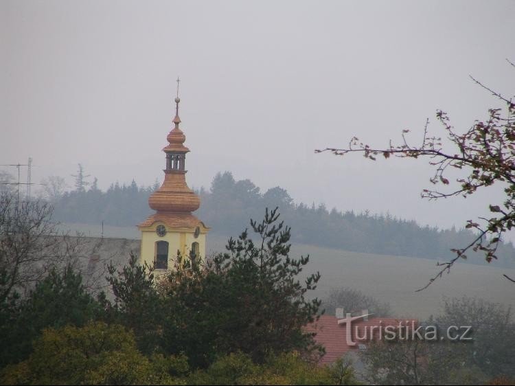 În spatele bisericii se află dealul Pohoř