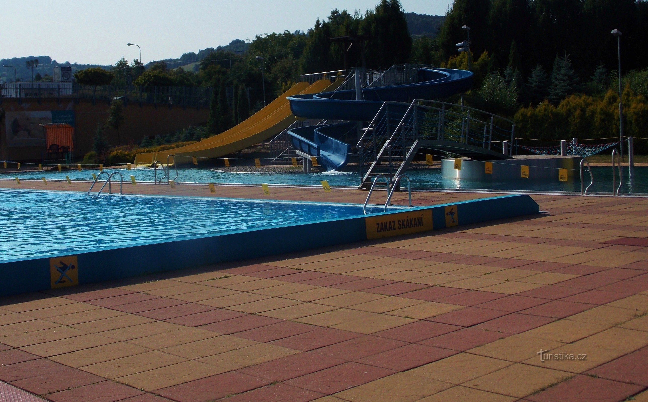 Efter svømning i den grønne swimmingpool i Zlín