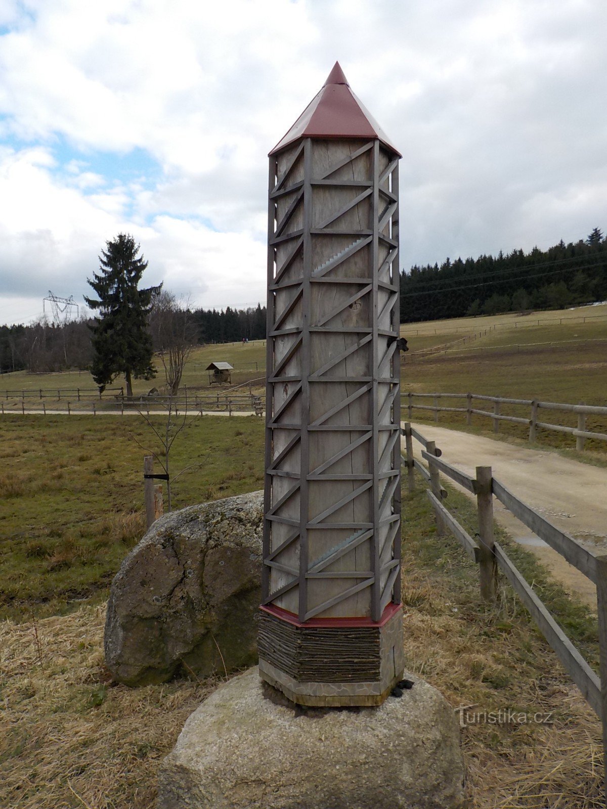 Detrás de la hermosa vista de la torre de vigilancia U Jakub