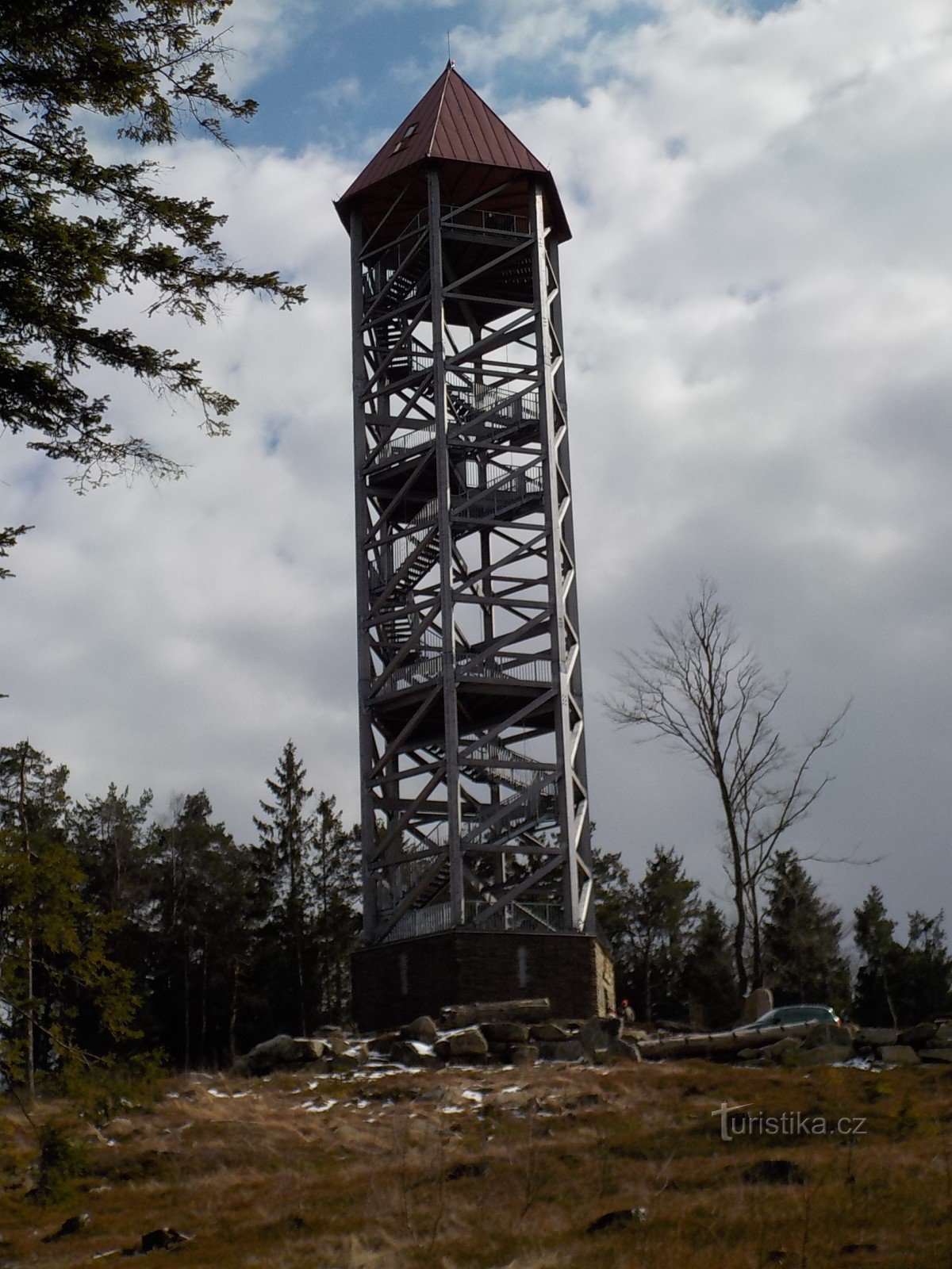 Dahinter die schöne Aussicht auf den Aussichtsturm U Jakub