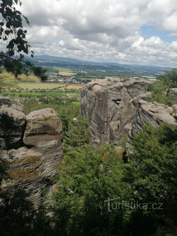 Drábské světniček 周围的美景和岩石背后