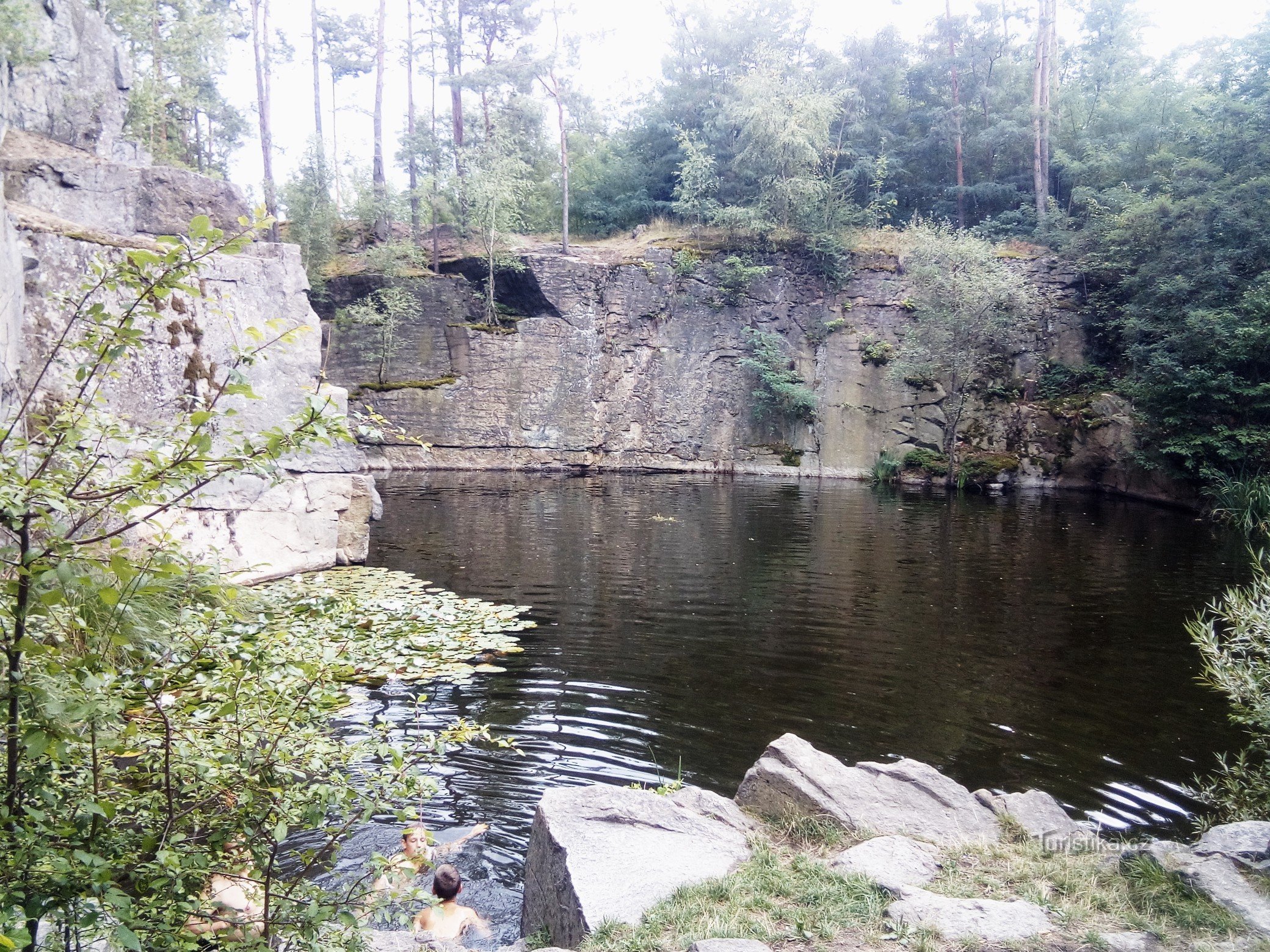 浸水した美しい採石場の背後から Nečín へ