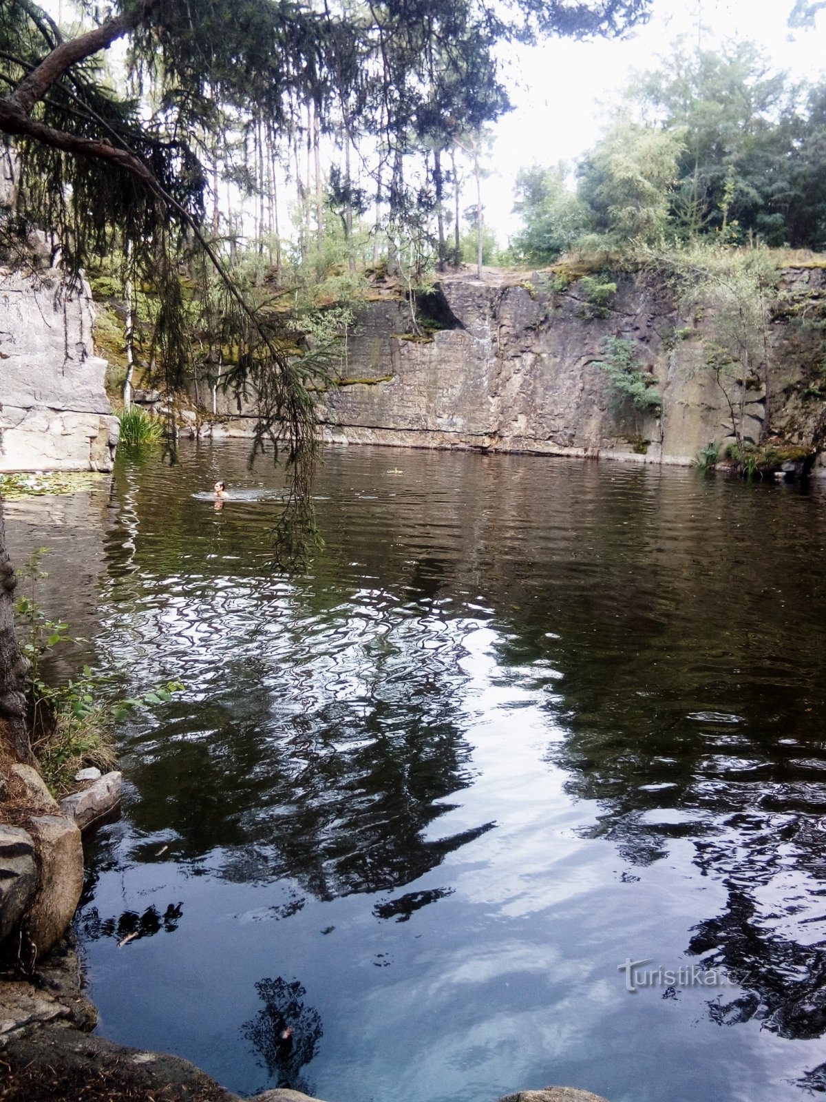 Bakom de vackra översvämmade stenbrotten till Nečín