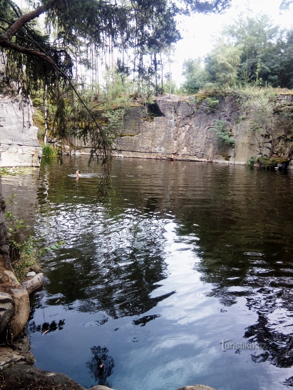 Za čudovitimi poplavljenimi kamnolomi do Nečína