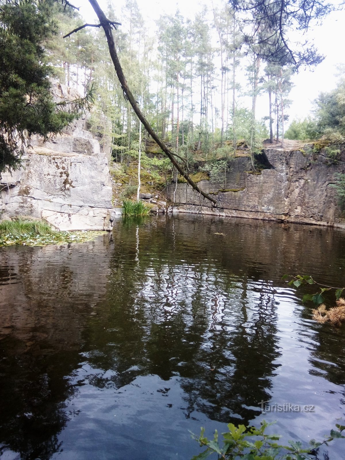 Hinter den schönen gefluteten Steinbrüchen nach Nečín