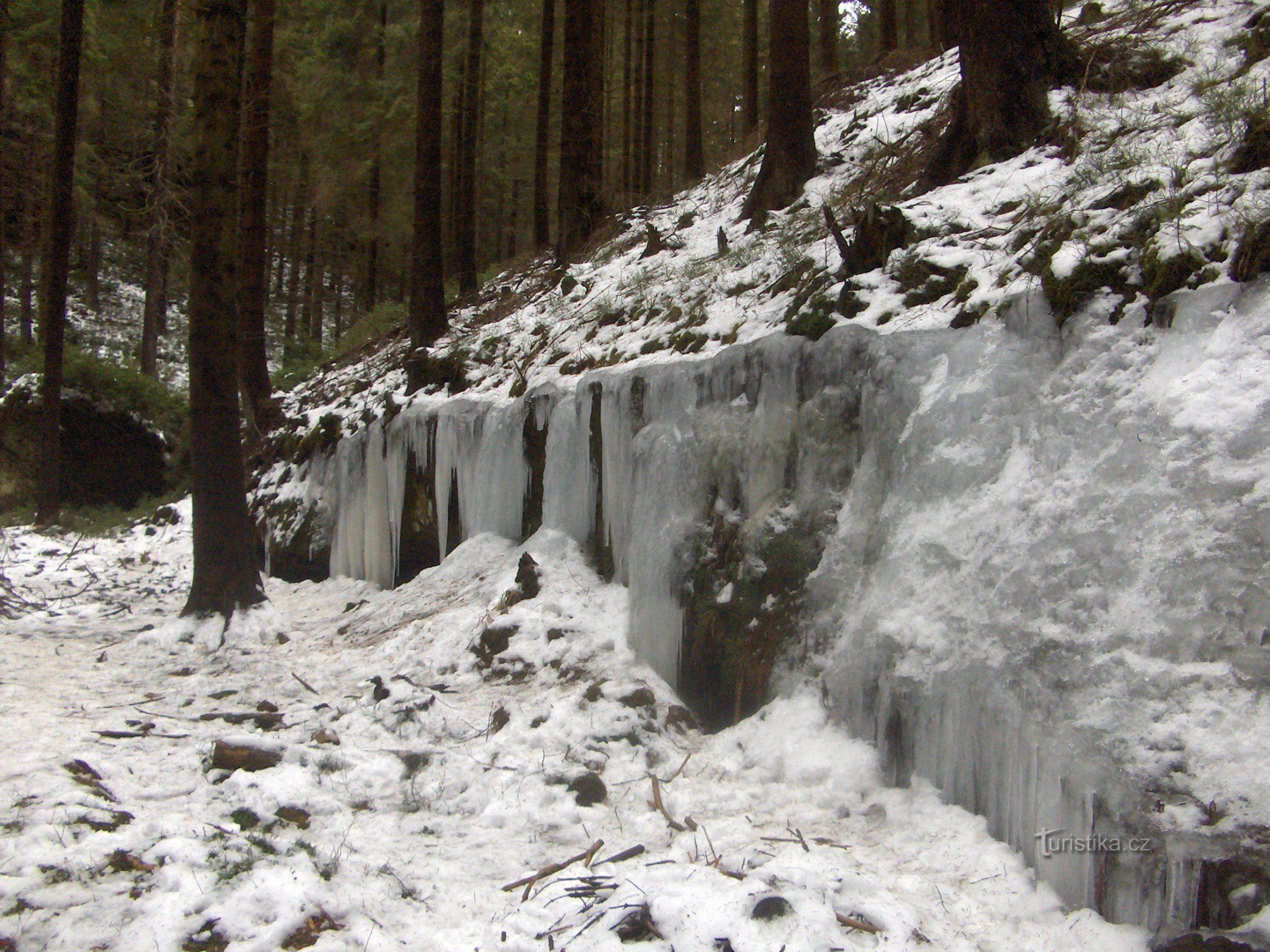 Detrás de la belleza de las cascadas de hielo.