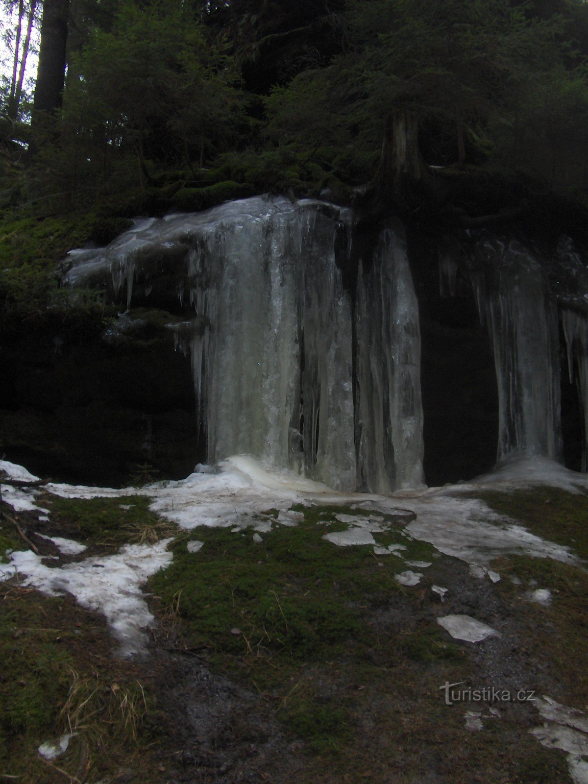 Detrás de la belleza de las cascadas de hielo.