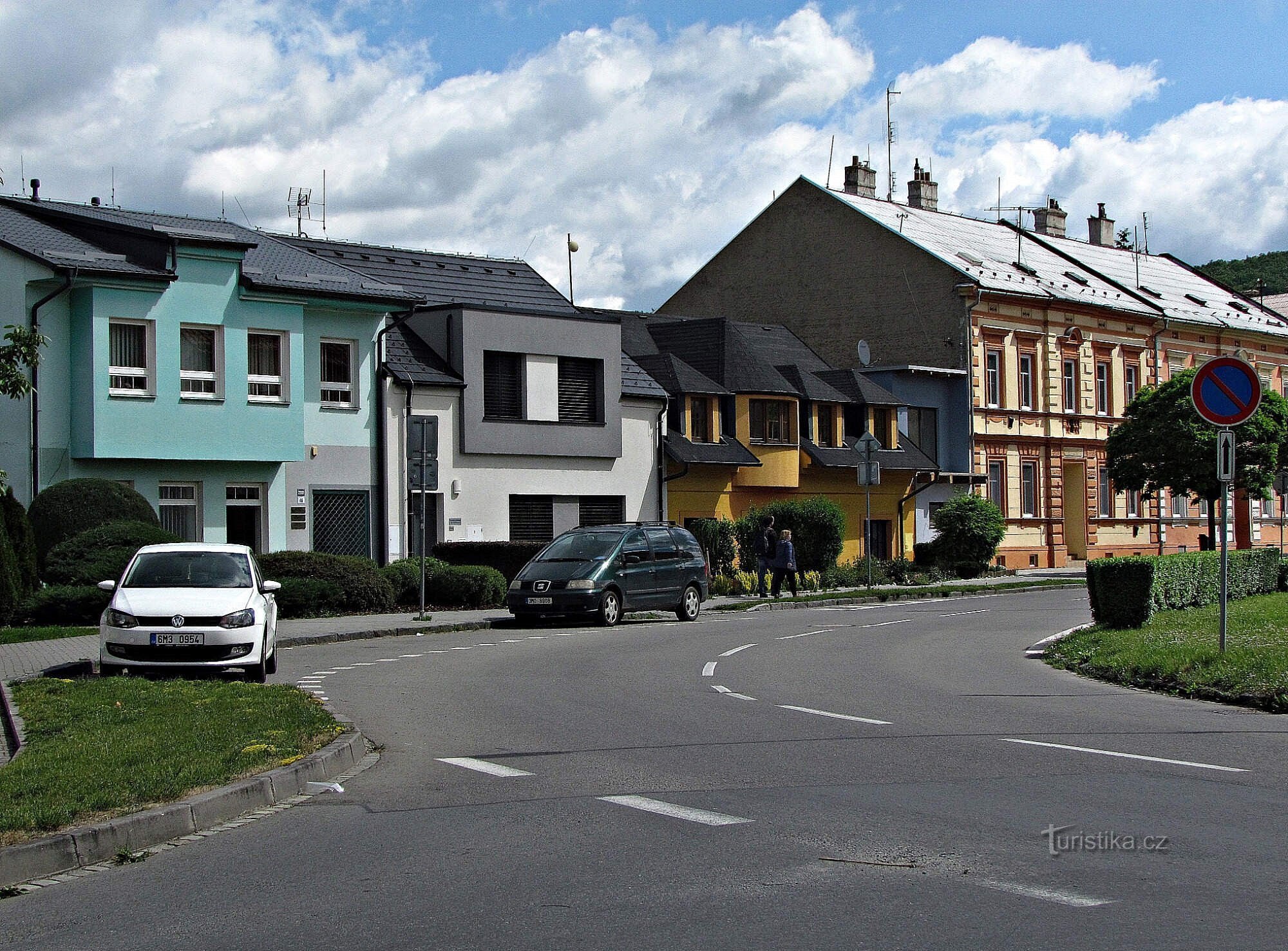 derrière le rond-point