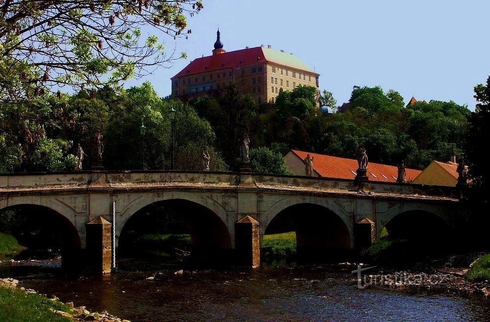 För kultur till slottet i Náměšt nad Oslavou