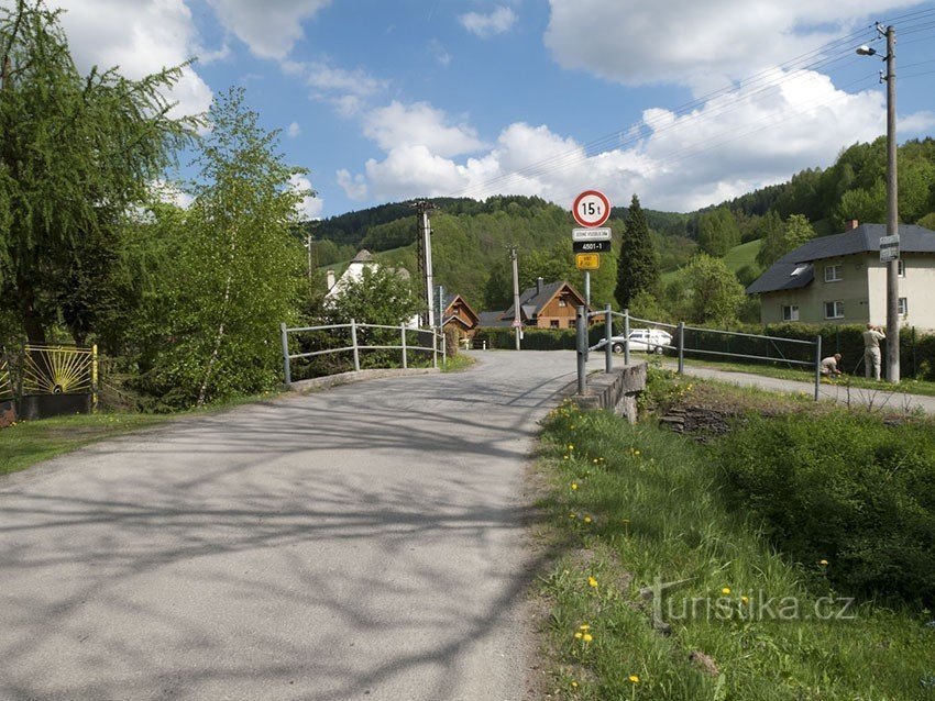 Dopo il ponte, c'è un bivio a circa 200 m