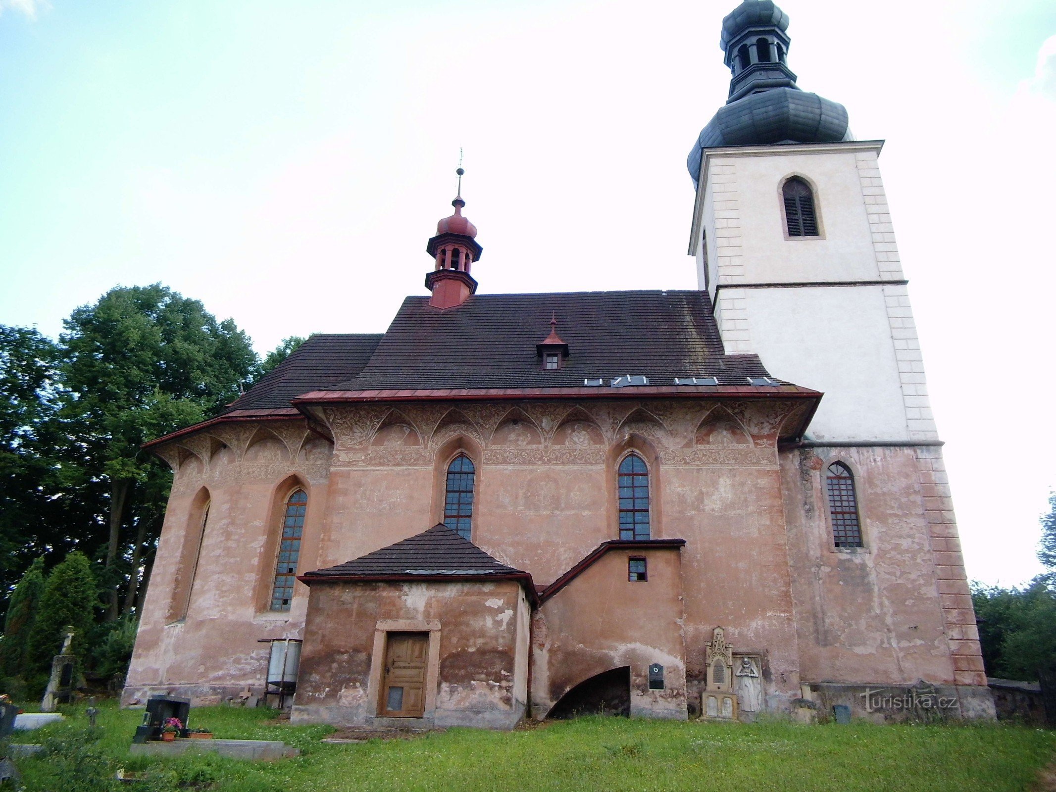 Detrás de la hermosa iglesia de Hostinné a Dolní Olešnice