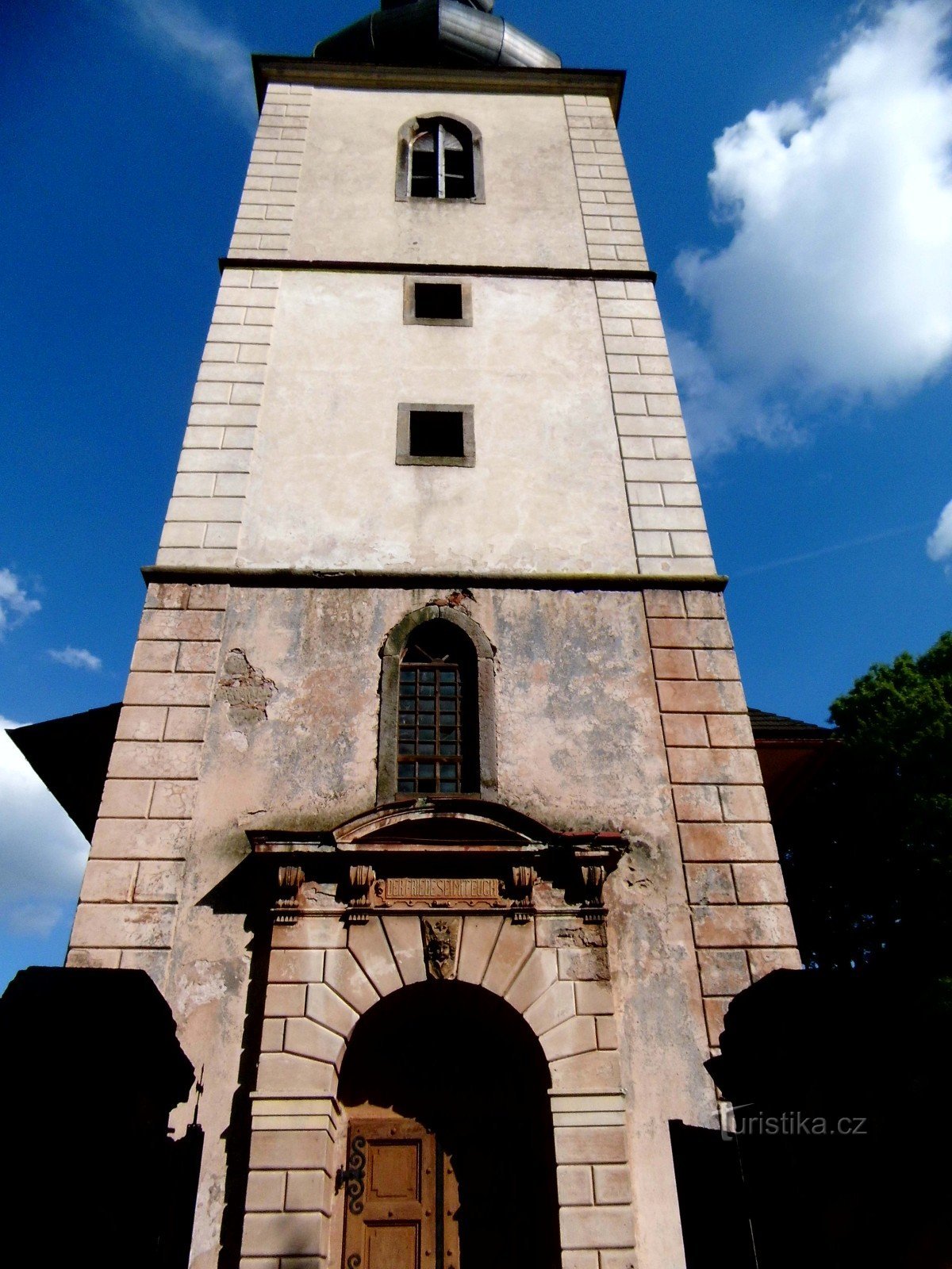 Kauniin kirkon takana Hostinnésta Dolní Olešniceen