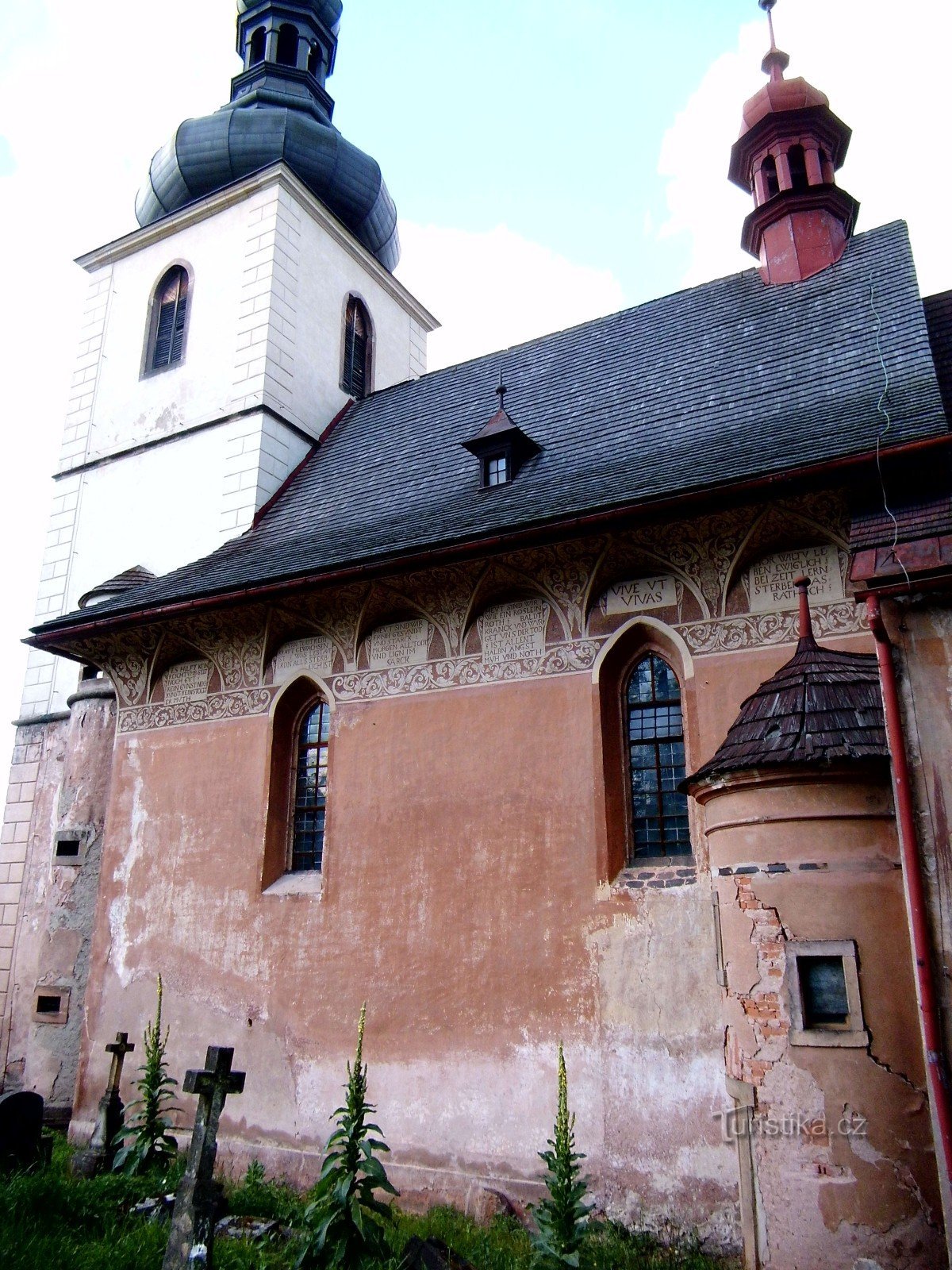 Hinter der schönen Kirche von Hostinné nach Dolní Olešnice
