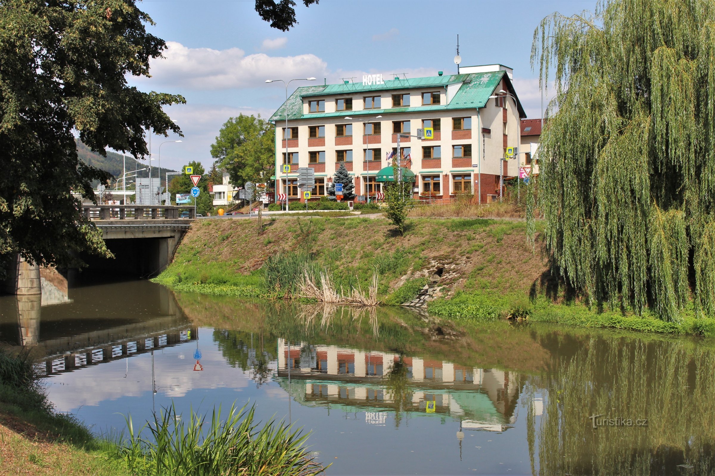 Το Hotel Macocha κλείνει πίσω από το σταθμό στον κυκλικό κόμβο