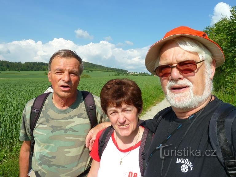 În spatele nostru sub pădurea Řepice - foto Petr Vích