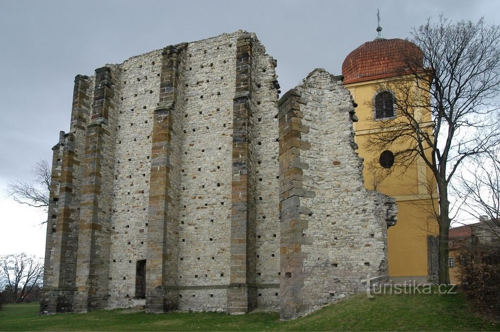 Achter het onopgeleverde klooster