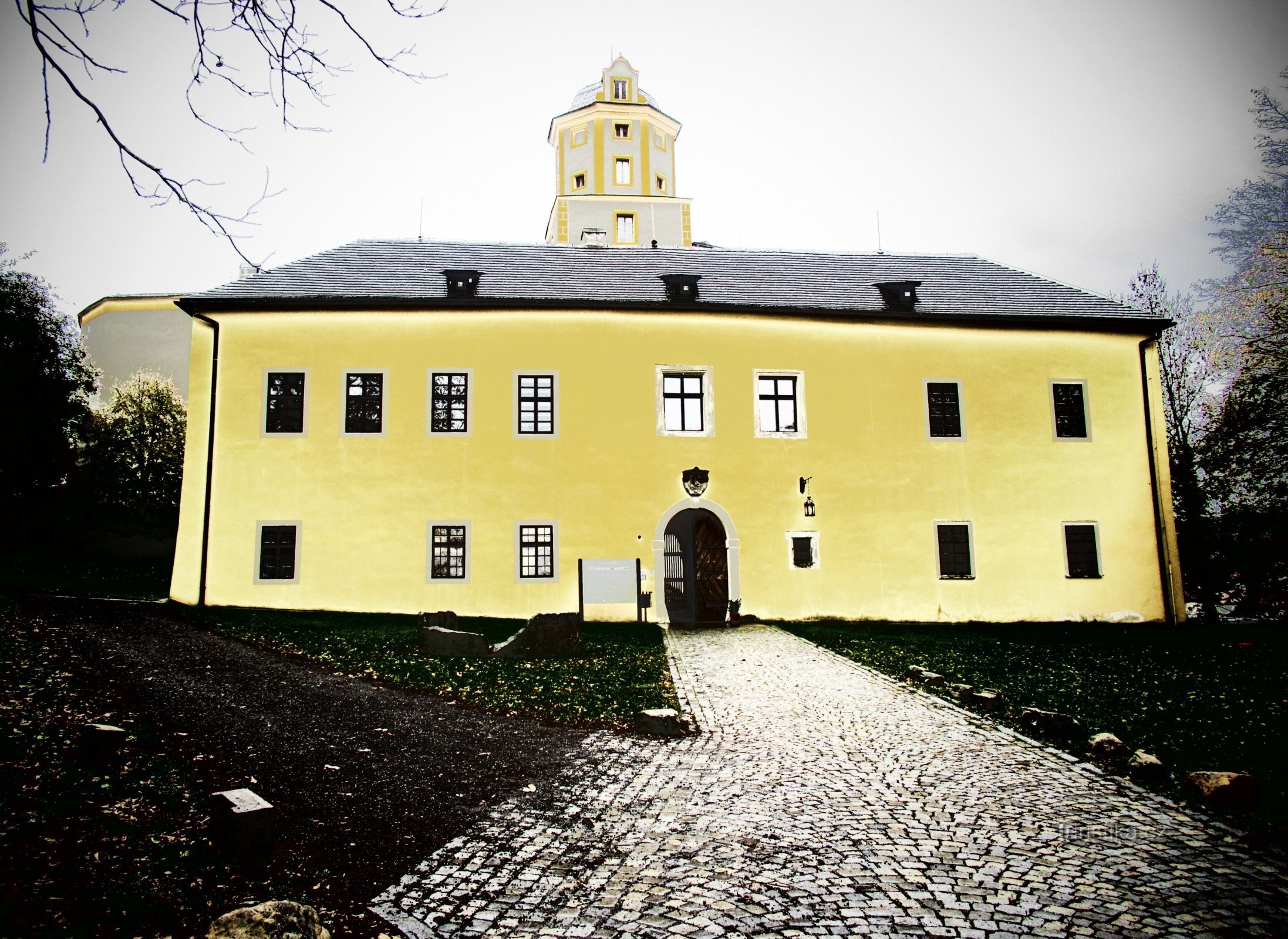 Dahinter die neuen Exponate zum Schloss in Malenovice