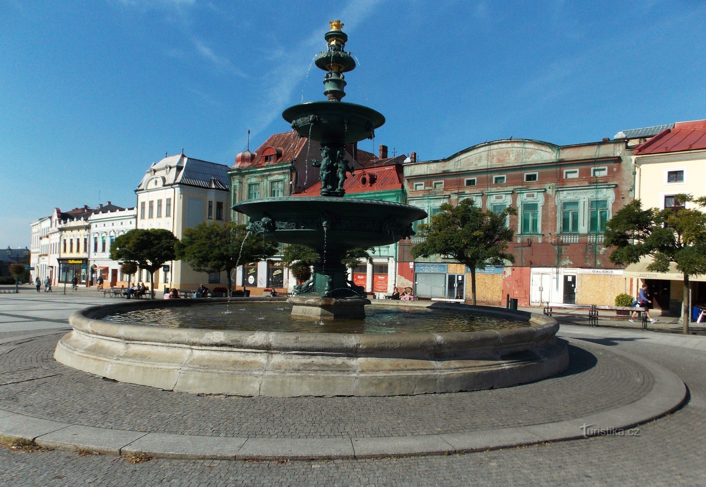 Hinter den Denkmälern der Stadt Karviná