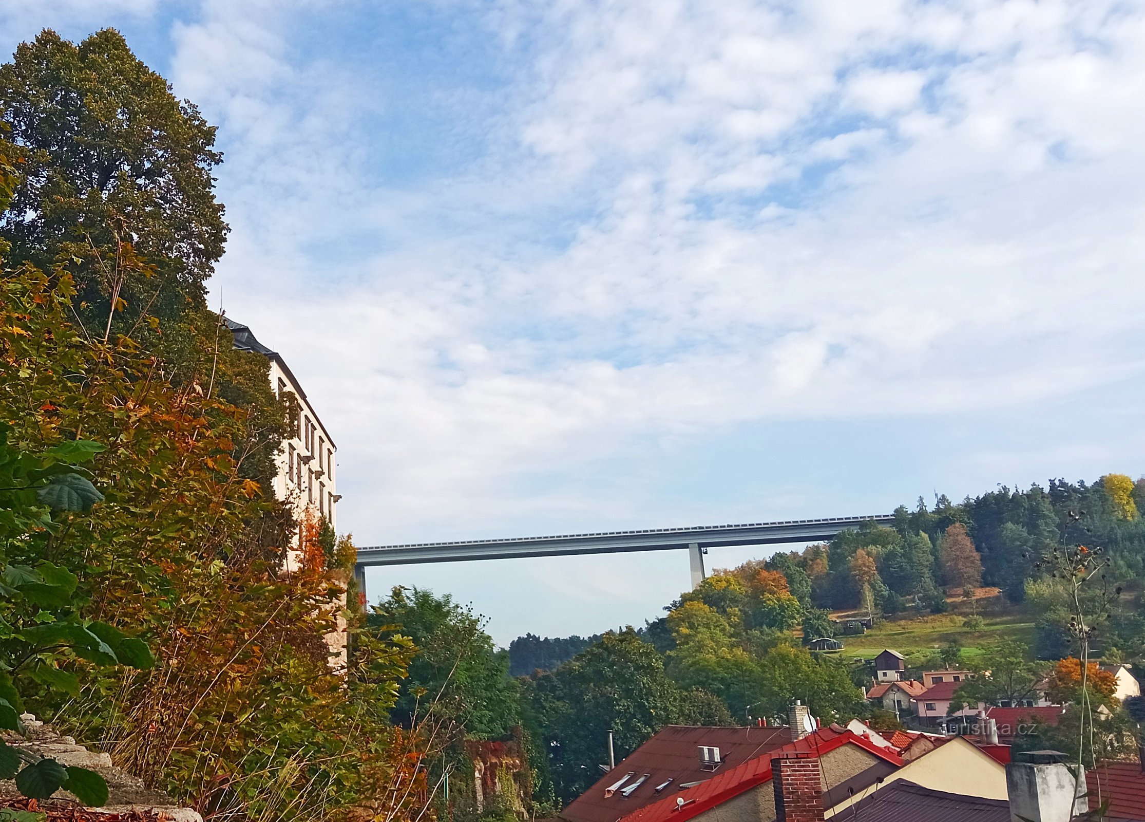 Atrás dos monumentos a Velké Meziříčí