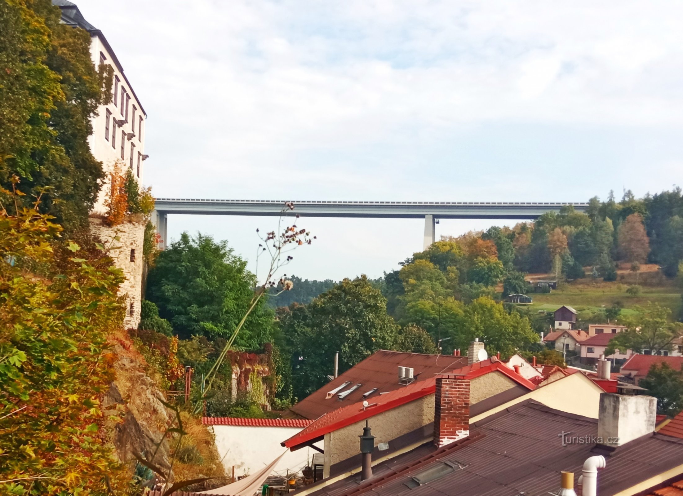 Atrás dos monumentos a Velké Meziříčí