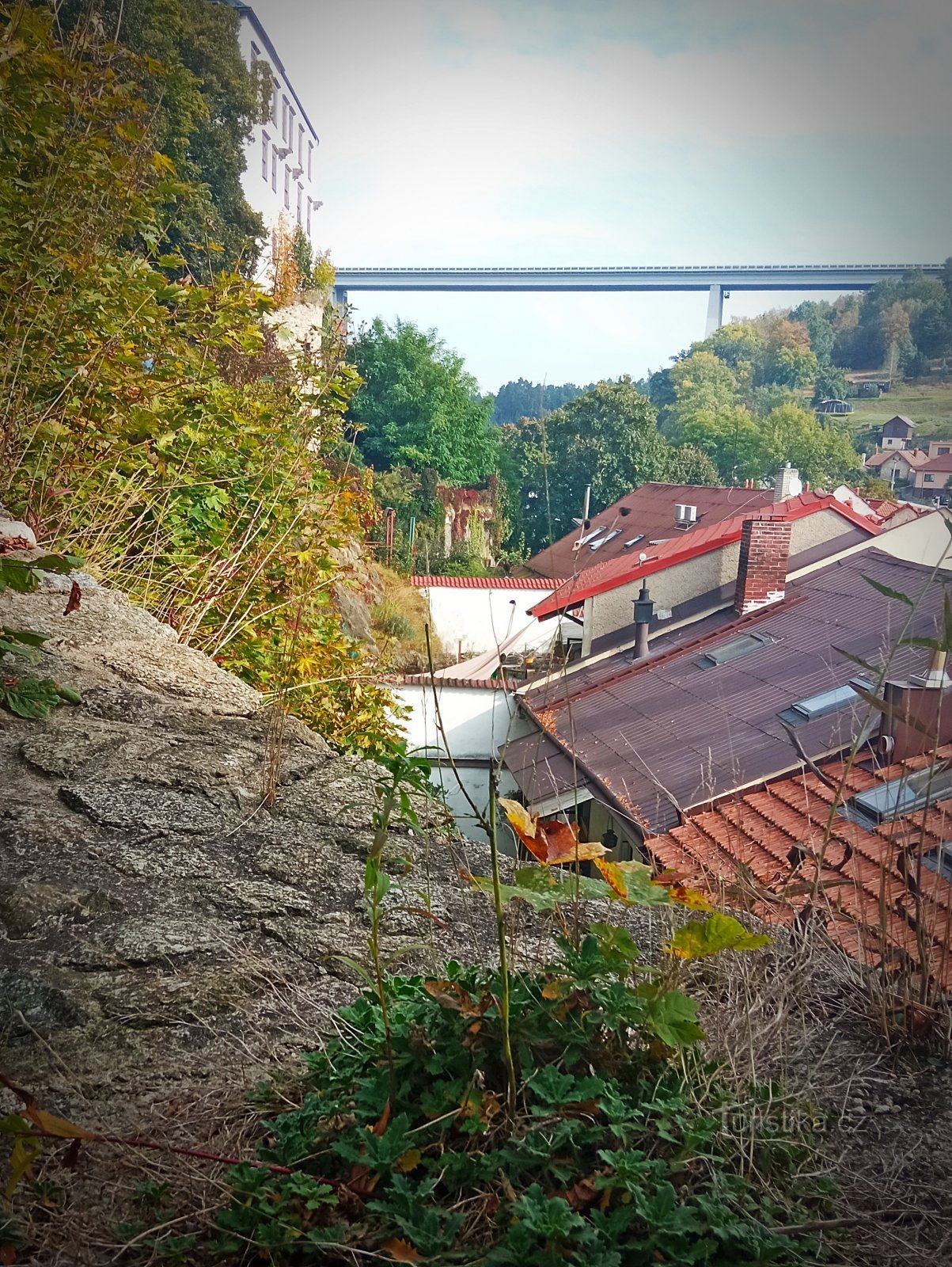 Velké Meziříčín muistomerkkien takana