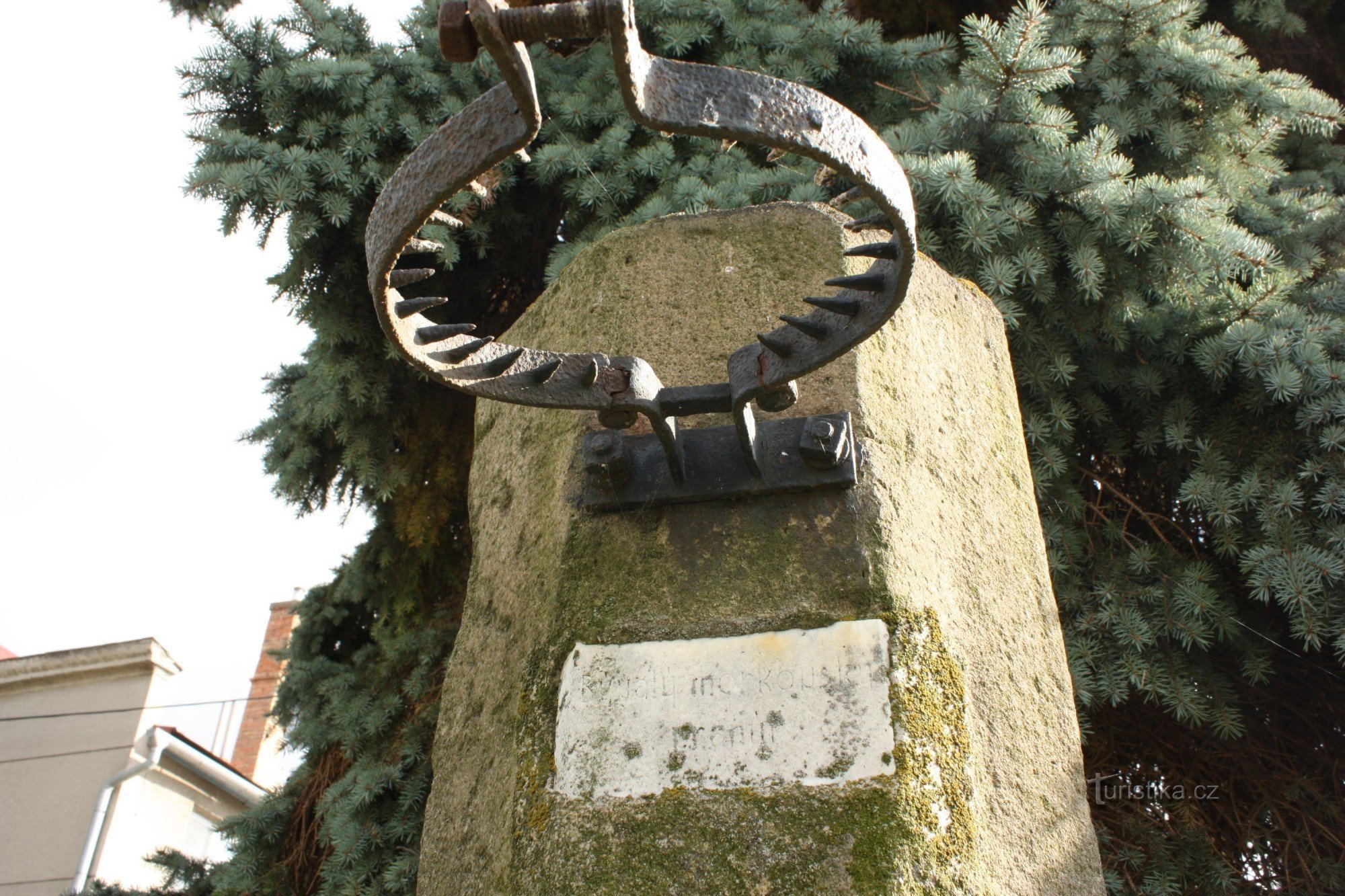 Πίσω από το μνημείο της δεξιάς διαδρομής του Morków
