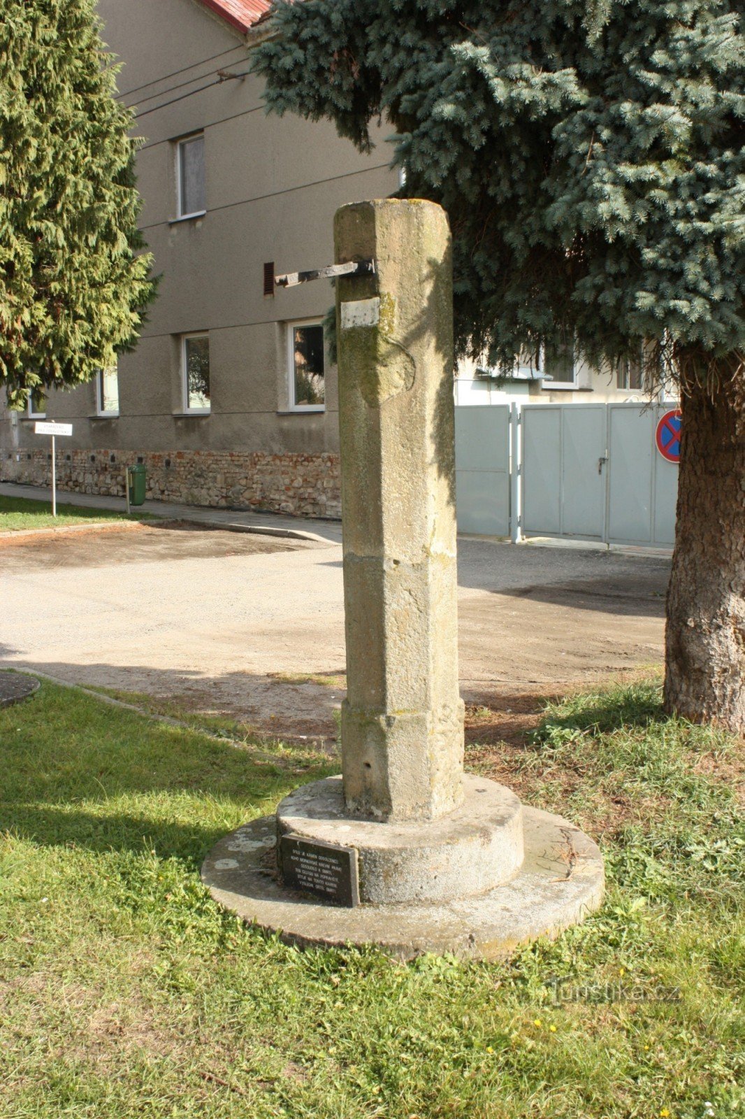 在 Morków 的通行权纪念碑后面