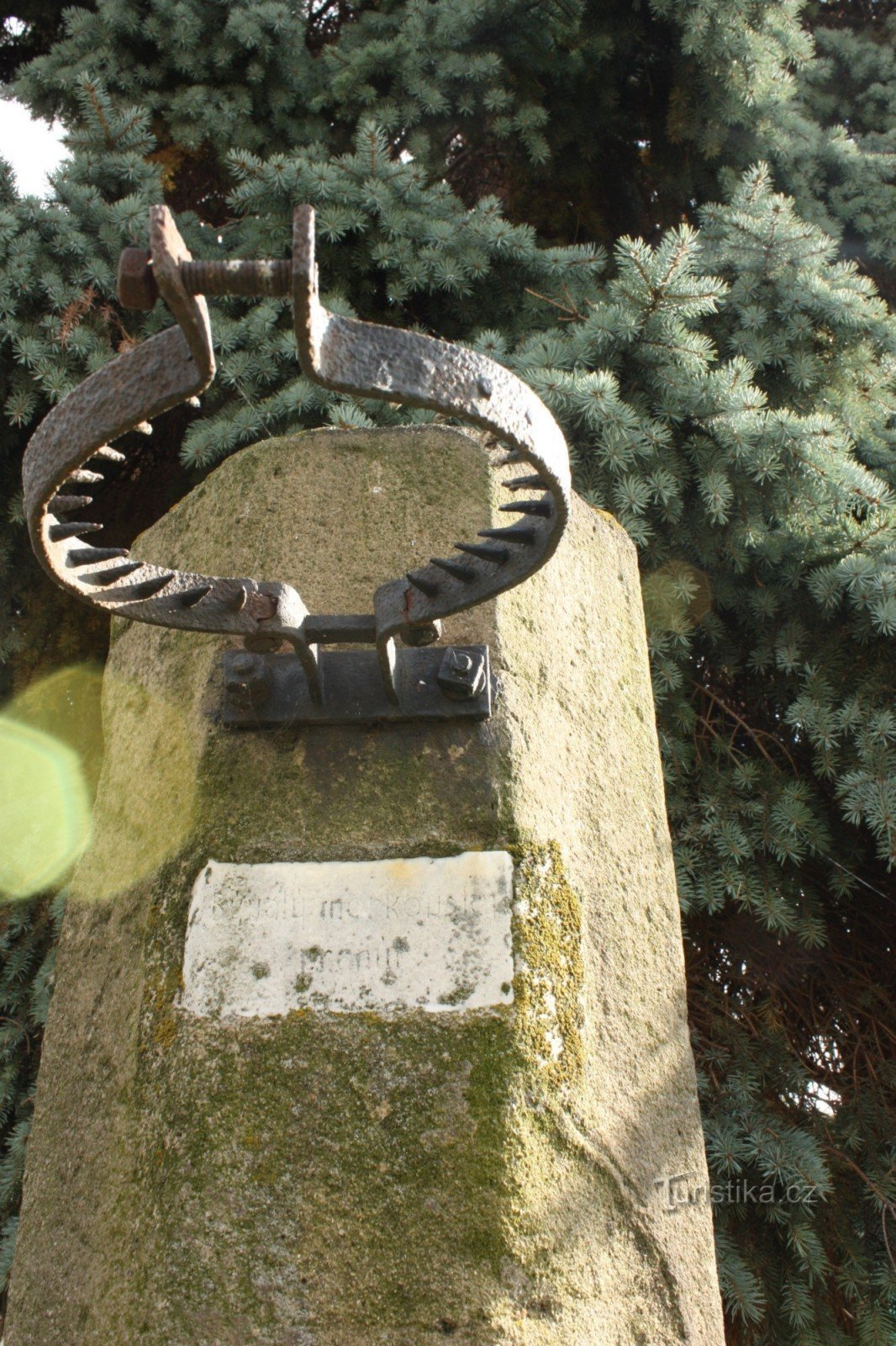 Achter het monument van de voorrang van Morków