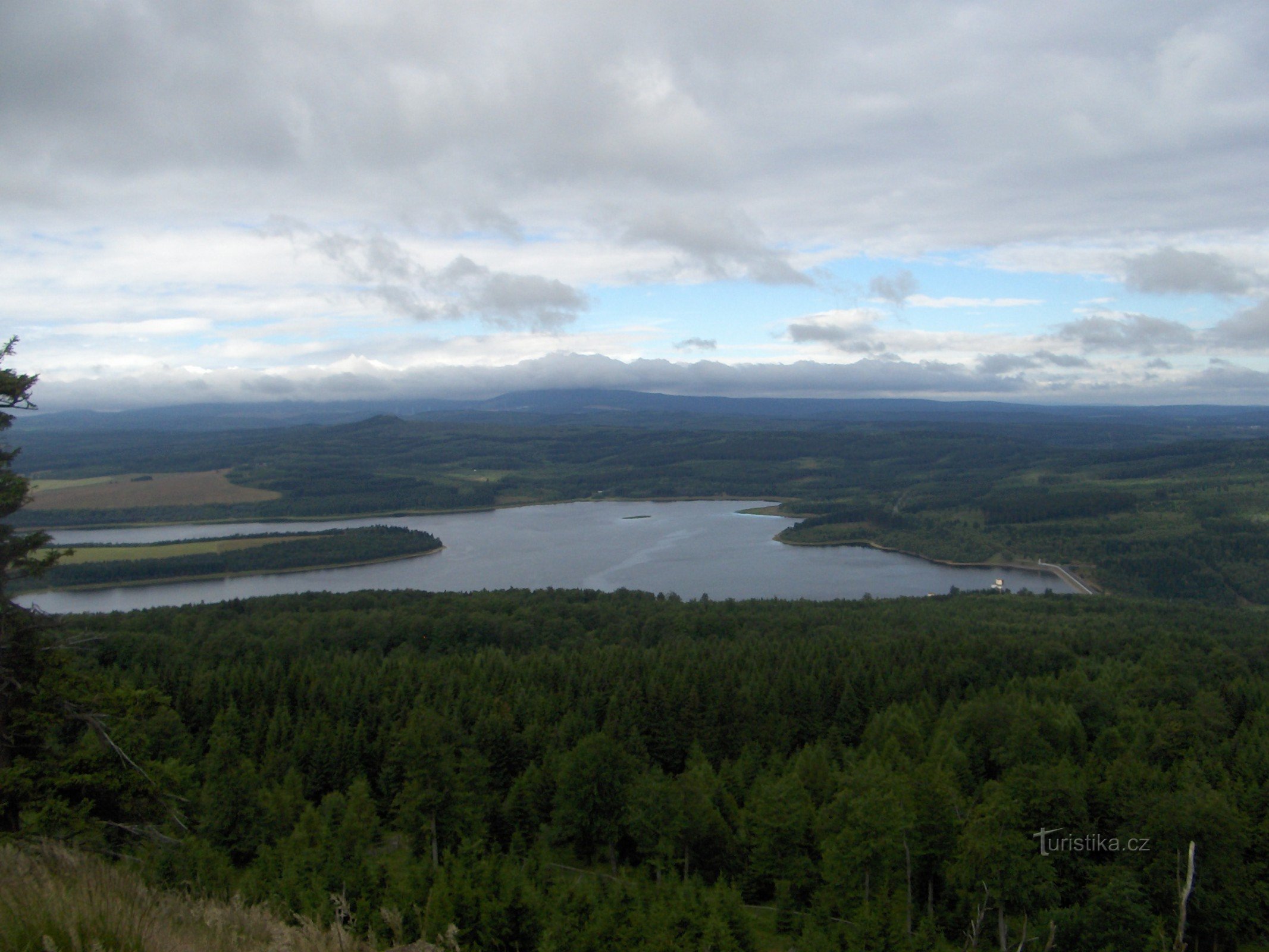 Velký Špičákin padon takana ja pilvissä Klínovec ja Fichtelberg