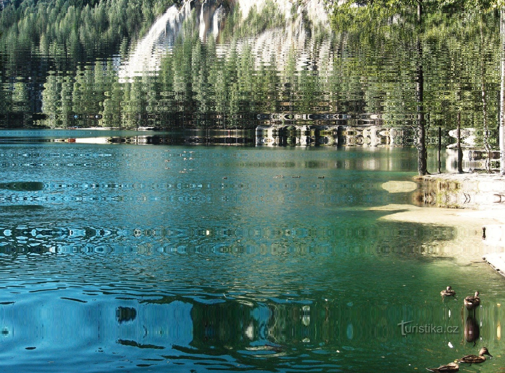 AdršpašskéとTeplickéの岩への自然の美しさの背後にある