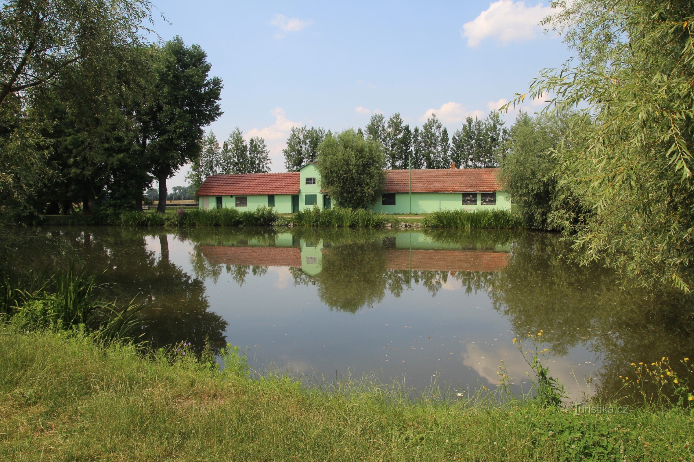 Achter de vijver ligt het sportcomplex