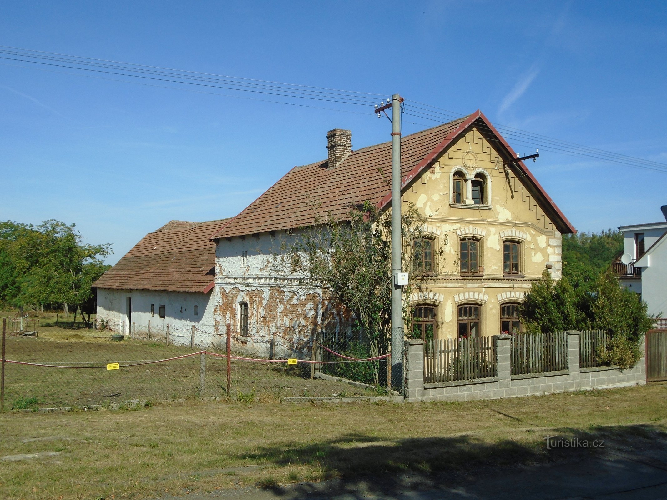 În spatele școlii nr. 4 (Vysoké Chvojno)