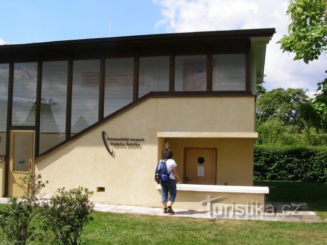 Achter de zon en andere sterren in het observatorium van Ondřejov