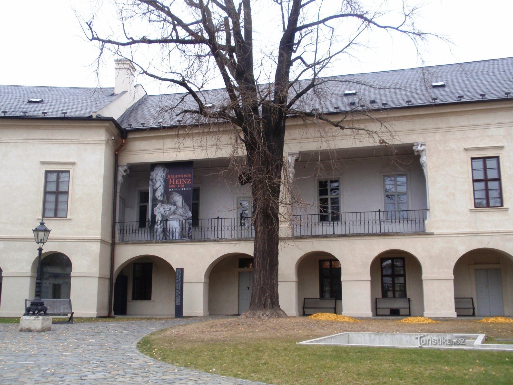 Seuratakseen kuvanveistäjä Jiří Antonín Heinziä Olomouciin