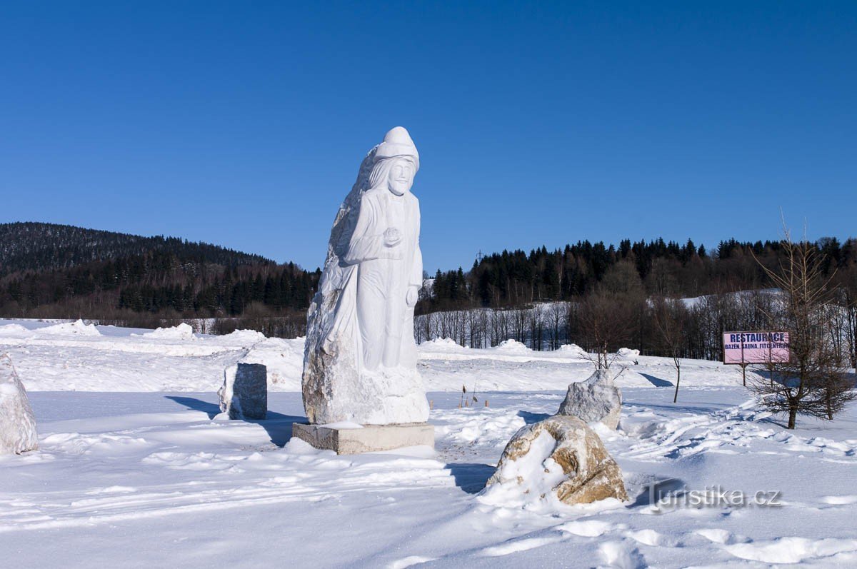 Derrière la statue se trouvent en fait les montagnes Rychleb