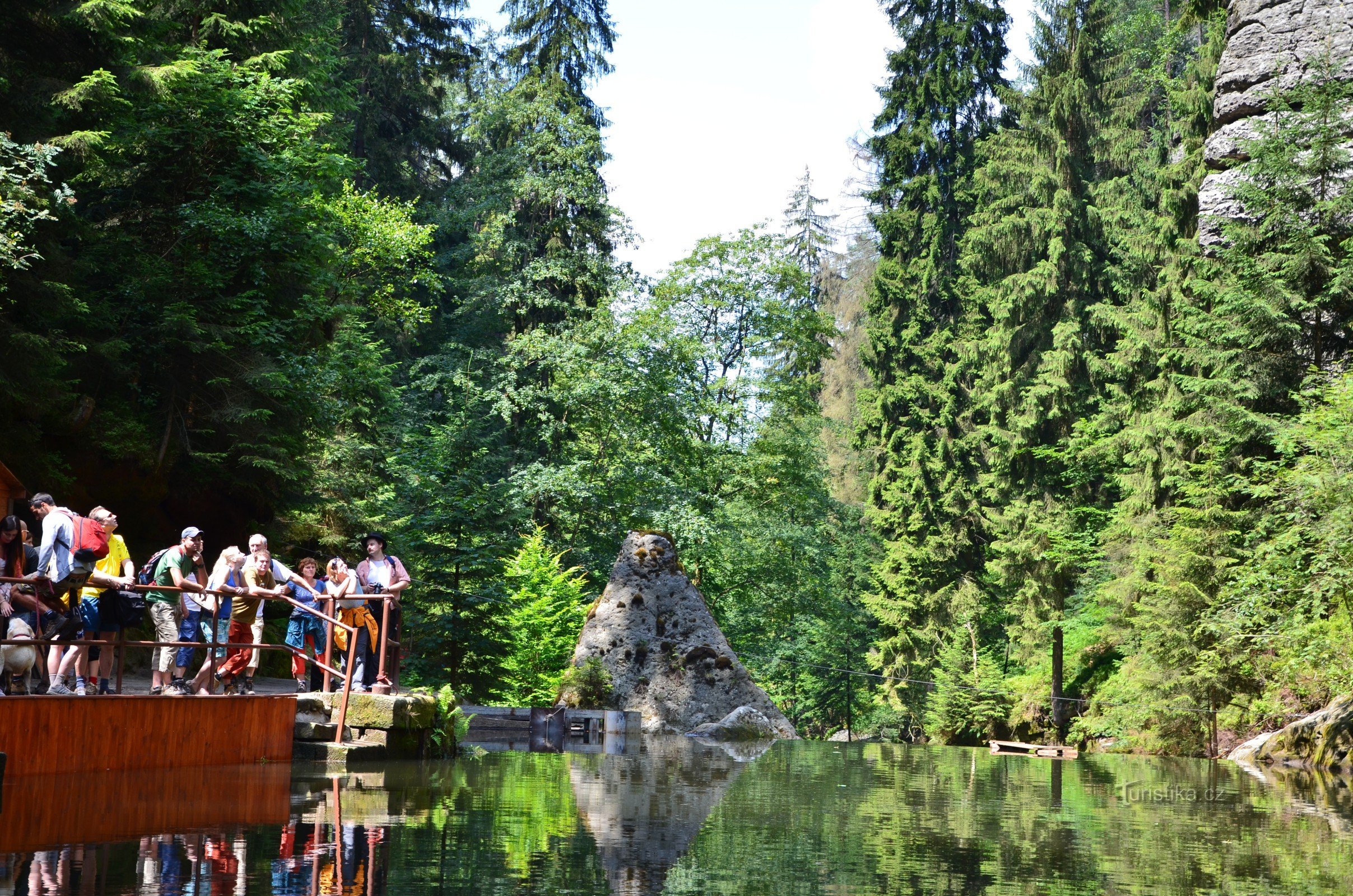 Achter de kloven in Hřensko