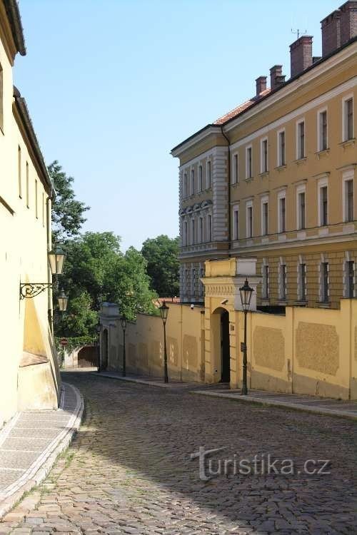 臭名昭著的 Domeček 隐藏在这座建筑后面
