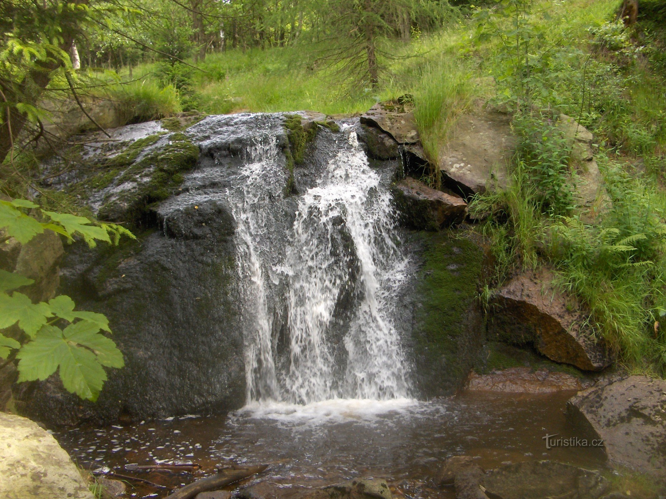 Derrière la cascade vers les Monts Métallifères.