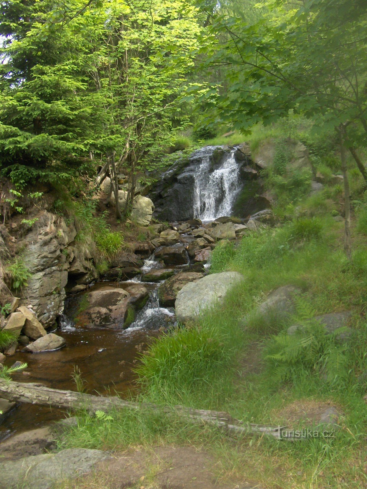 Achter de waterval naar het Ertsgebergte.