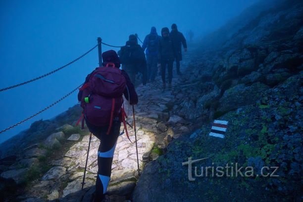 Hundreds of adventurers set out for the sunrise on Sněžka again this year