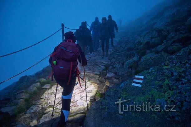 Centinaia di avventurieri sono partiti per l'alba a Sněžka anche quest'anno